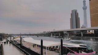 隅田川にかかる吾妻橋を渡るときに、東京での最高の景色のひとつ