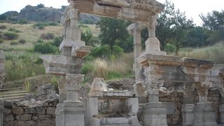 エフェソスの守護神アルテミスとローマのトラヤヌス帝に捧げられたトラヤヌスの泉です。