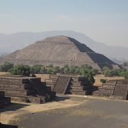 巨大なピラミッドの古代遺跡