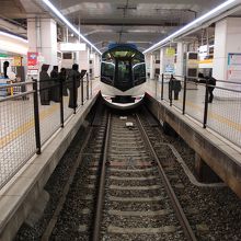 近鉄京都駅ホームのしまかぜです