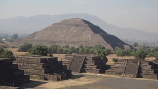 巨大なピラミッドの古代遺跡