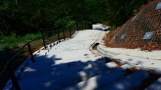 急坂を登ると港が一望できます．