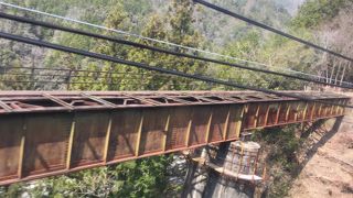 鶯巣駅と平岡駅の間のトンネルがスラブ軌道です