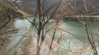 川幅が200m以上あり深い緑の水の色でした