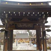 宝亀2年(771)、京都祇園寺の末寺として開かれ、武田氏初代当主である武田信義が京都から阿弥陀三尊像を迎えて本尊として再興したお寺です。