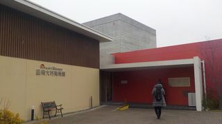 2015年ノーベル生理学・医学賞を受賞した大村智先生が、生まれ育ったこの地に2007年に開館させた美術館です。