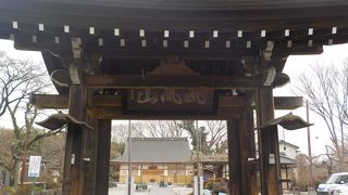 宝亀2年(771)、京都祇園寺の末寺として開かれ、武田氏初代当主である武田信義が京都から阿弥陀三尊像を迎えて本尊として再興したお寺です。