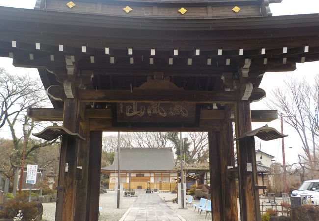 宝亀2年(771)、京都祇園寺の末寺として開かれ、武田氏初代当主である武田信義が京都から阿弥陀三尊像を迎えて本尊として再興したお寺です。