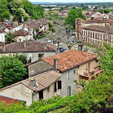 少し登ると、タルン川と茶色の屋根が見えてきた・・