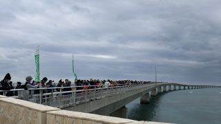 歩いてわたりながら宮古ブルーなどの景色が美景な橋