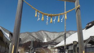 大内宿のほぼ中央にある神社です。