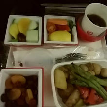 復路の機内食。アスパラとマッシュルームがとても美味でした。