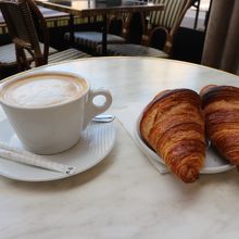 カフェオレとクロワッサン