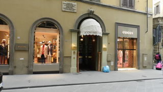 トルナブオーニ通りの本店