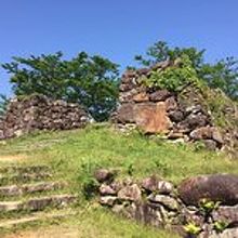 立派な石垣が残る