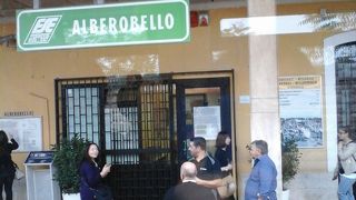 レールの上に座り、列車を待つ