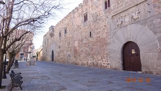アビラの城壁の南側にある建物です。