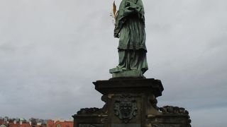 橋の上に立つ１４世紀の聖人像