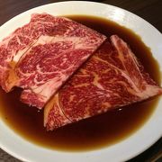 汁に浸かってでてくる焼肉で珍しい　東京で京都の焼肉！