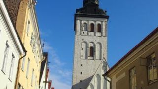 聖ニコラス教会が見下ろす石畳のゆったりとした道