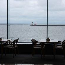 海を見ながら食事ができますが…