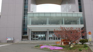 使い勝手が悪い売店とレストラン