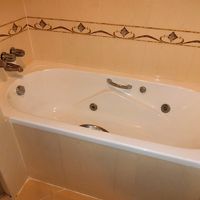 バスタブはジャグジー付き