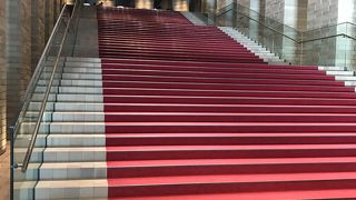 ホールとレストラン