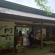 店内では山形県内で製作されたアート作品も販売してます