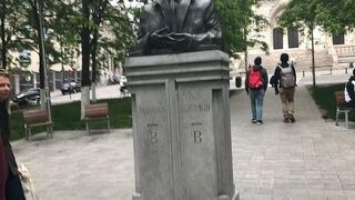 サンミッシェル大聖堂の前にある公園