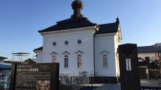 聖堂内には入れませんでした。 看板に聖堂内の写真がありました。  正教会ならではの祭壇ですね。