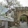 コーカサス山脈の山麓にある古都シェキの郊外、城壁で囲まれた要塞です。