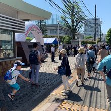 大宮駅方面から入場の列が続いていました。