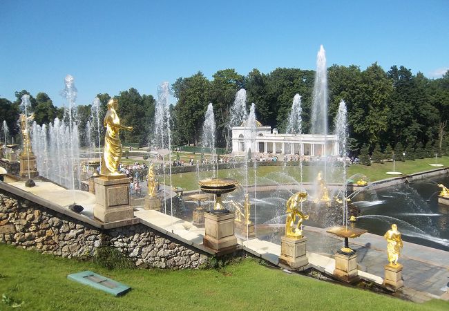 噴水の豪華な庭園