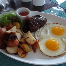 これで2000円超えます。高い。肉も普通です。