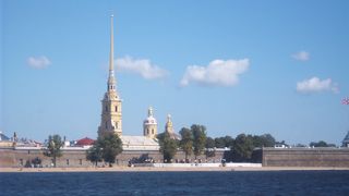 市街地を流れる川