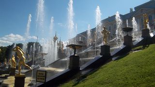 噴水が並ぶ豪華な庭園