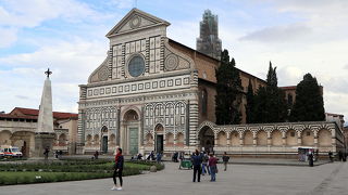 色大理石を用いたファザードが美しい