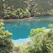 緑色の水に鋭い岩壁