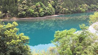 緑色の水に鋭い岩壁