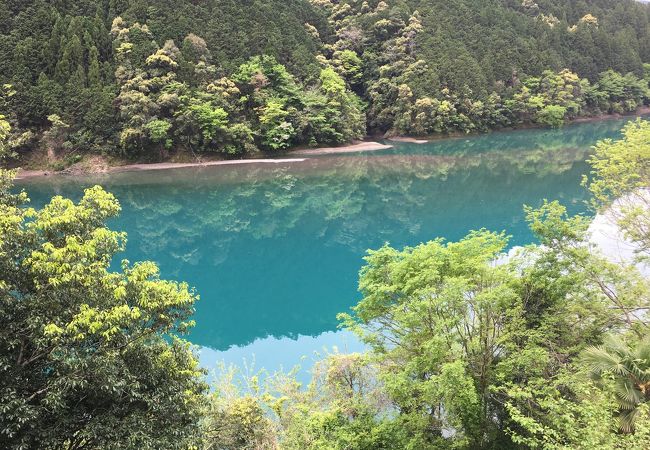 緑色の水に鋭い岩壁