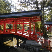 池に囲まれた中にある神社