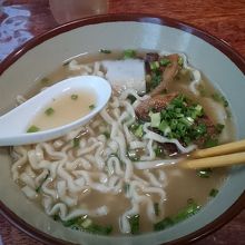 ちぢれている麺にしっかりとコシがあっておいしー
