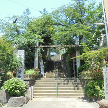 筑土八幡町の交差点にある参道入口