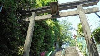 歴史ある鳥居と庚申塔が見られる （筑土八幡神社）