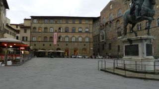 シニョーリア広場に面した美術館