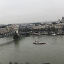 ブダの王宮から見えるクルーズ船