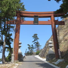 港から坂道を歩きます