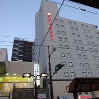 右は市電の駅、左はすぐ繁華街入り口です。