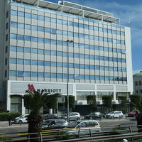 アテネ中心部から数km南にあります。